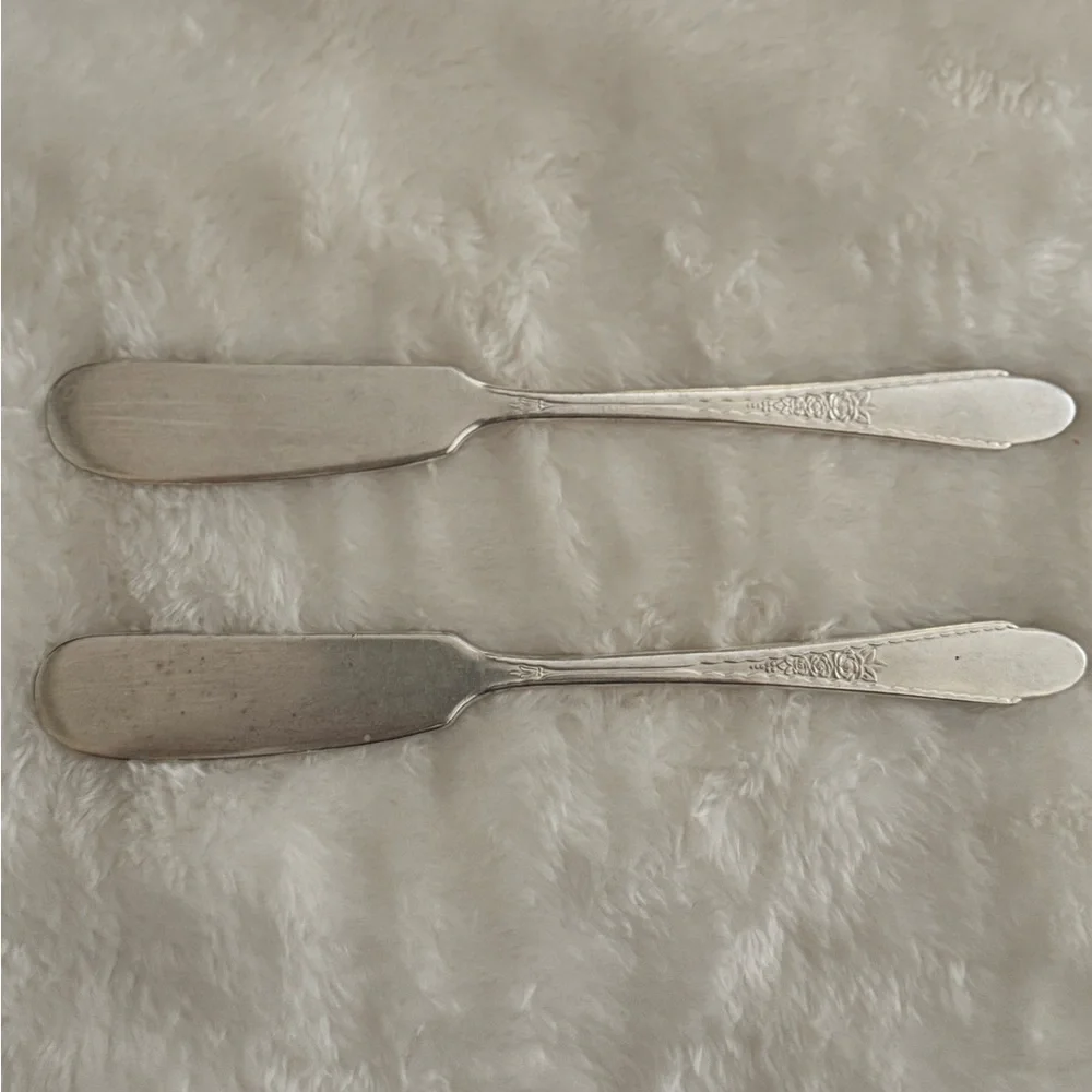 WM Roger’s & Son AA Gardenia Vintage Butter Knives Set of 2